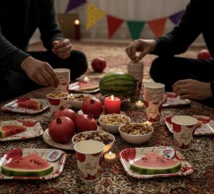 پیش‌دستی و لیوان کاغذی سفید یلدا