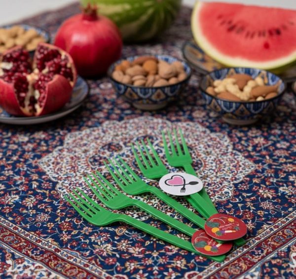 تزیین میز و سرو میوه شب یلدا با چنگال سبز و ظروف تم انار و هندوانه
