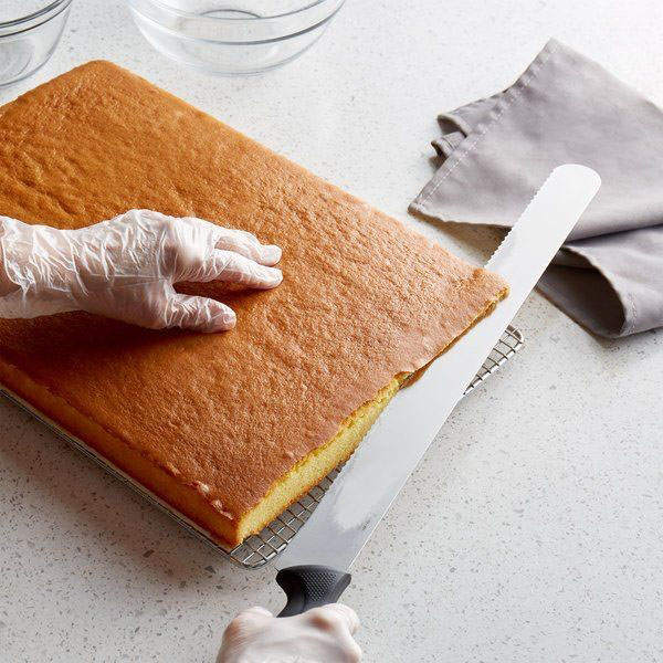 چاقوی برش کیک دندانه ریز با تیغه استیل و دسته پلاستیکی برای اسلایس تمیز نان و شیرینی